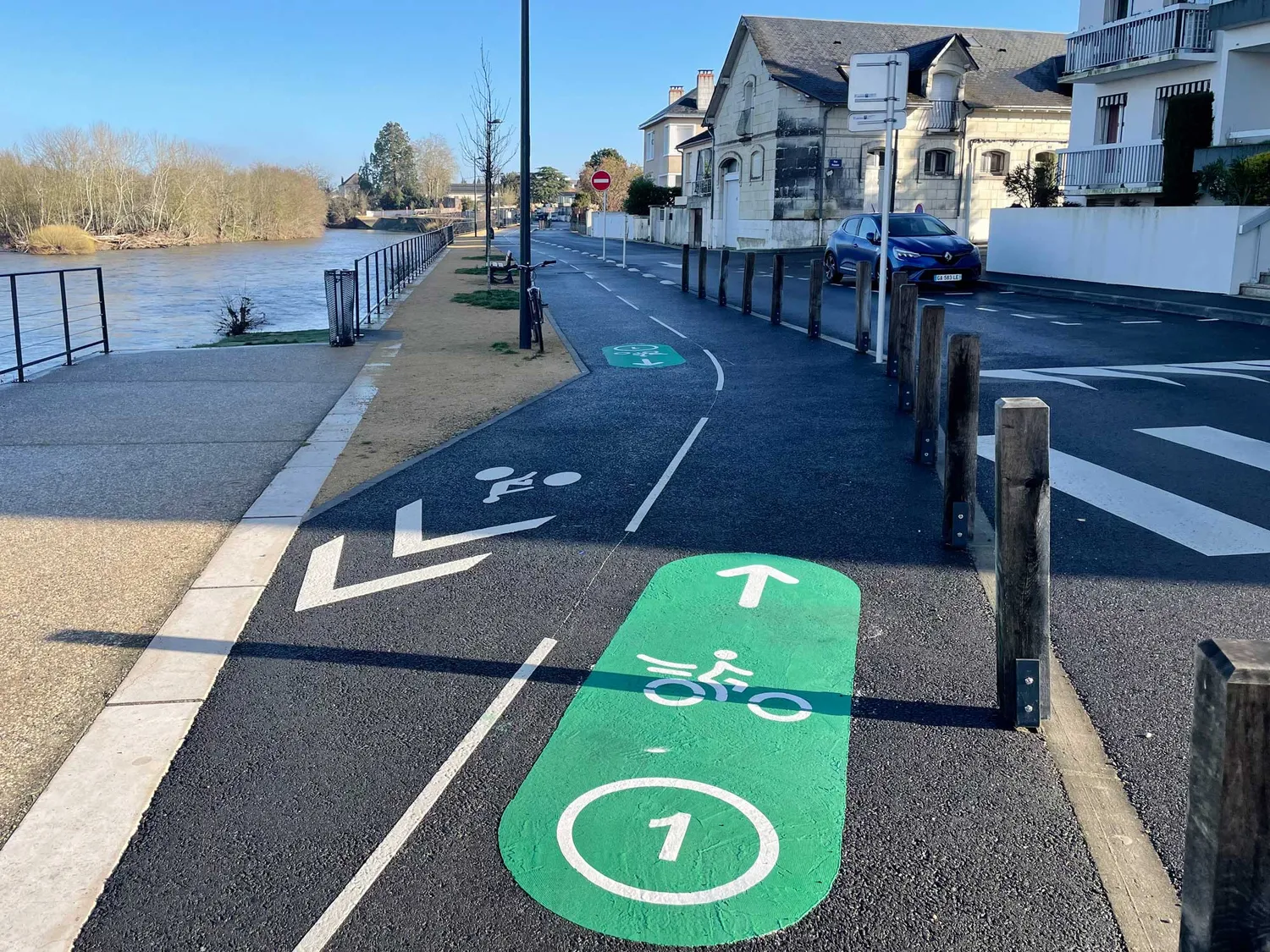 Photo bloc direction réseau cyclable Châtellerault